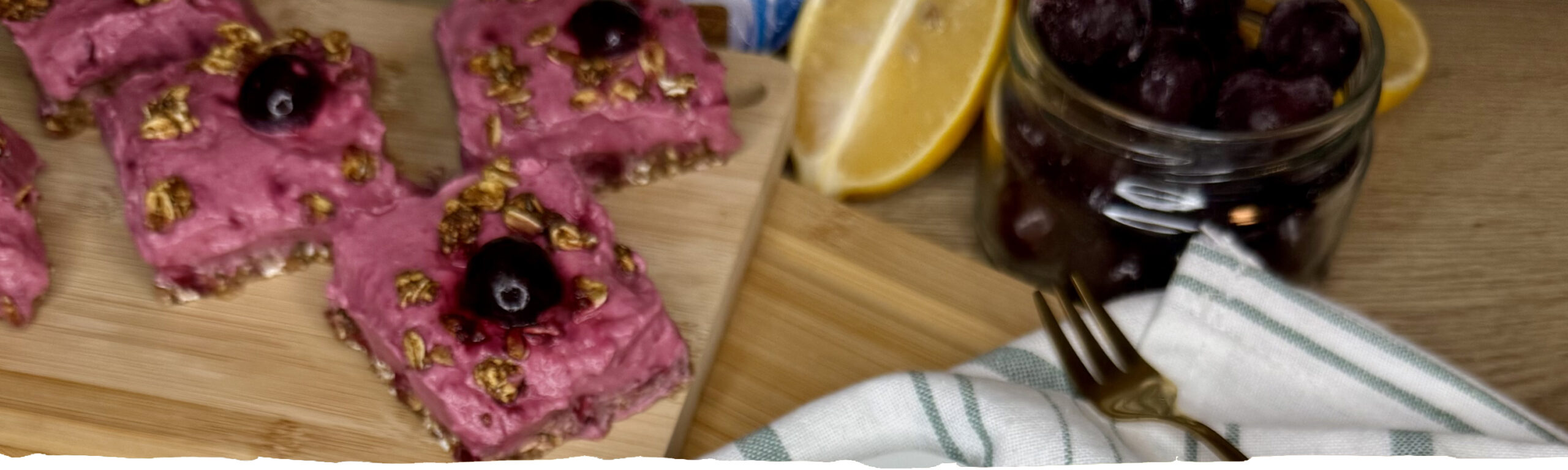 Gyömbéres-meggyes vegán “sajttorta”