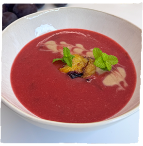 Krémes szilvaleves fahéjas öntettel